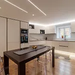 Luxury 3 Beds 3 Baths, Few Steps From Center Roma