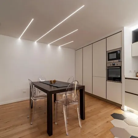 Luxury 3 Beds 3 Baths, Few Steps From Center