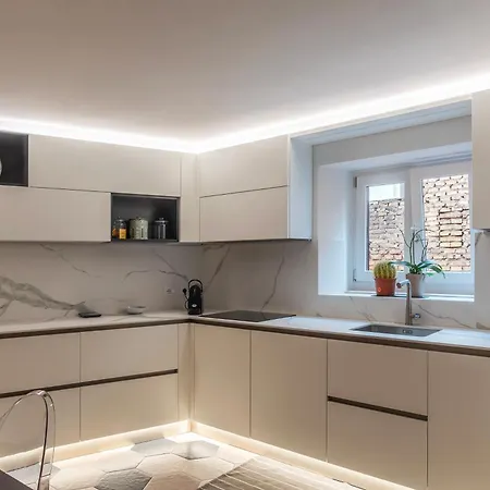 Apartment Luxury 3 Beds 3 Baths, Few Steps From Center