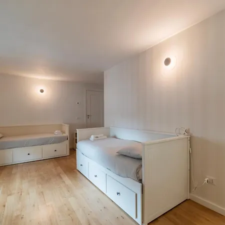 Apartment Luxury 3 Beds 3 Baths, Few Steps From Center *