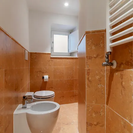 Luxury 3 Beds 3 Baths, Few Steps From Center شقة *