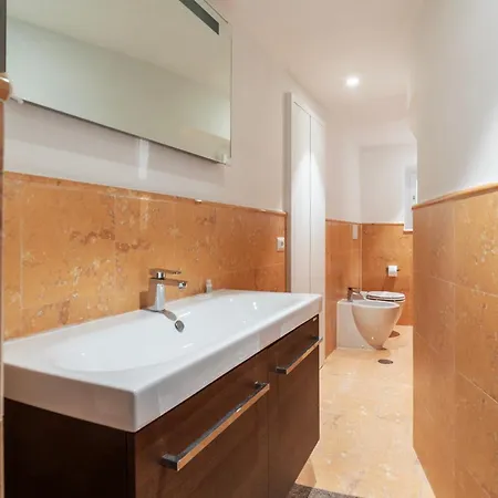 Luxury 3 Beds 3 Baths, Few Steps From Center