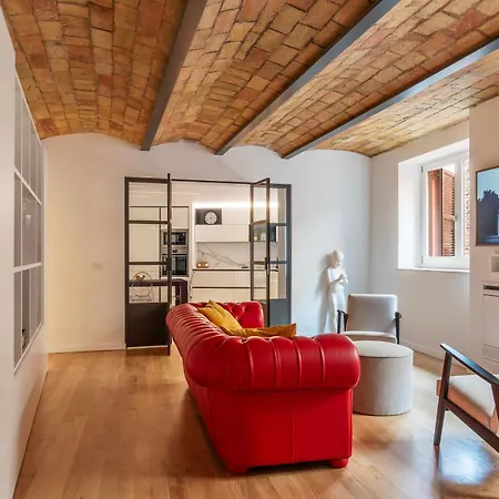 Luxury 3 Beds 3 Baths, Few Steps From Center Apartment