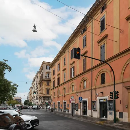 Luxury 3 Beds 3 Baths, Few Steps From Center * Roma