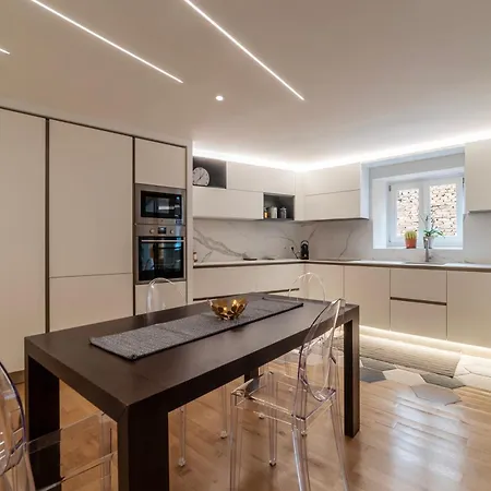 Luxury 3 Beds 3 Baths, Few Steps From Center روما